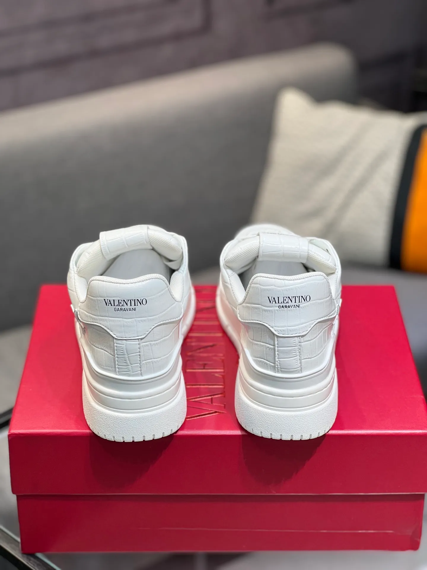 Men's Men's Shoes 💰660 Valentino 2023 early autumn new star shoes are now online! Wang Hedi and Ren Jialun have been worn by many celebrities. Who can refuse the same couple shoes as Wang Hedi! The design of Stars Stab My Heart is cool and spicy. The material of the shoes is cowhide, and every color is beautiful! Size 35-40, men’s size 39-44 (women’s 41, men’s 38, 45🉑️customized)